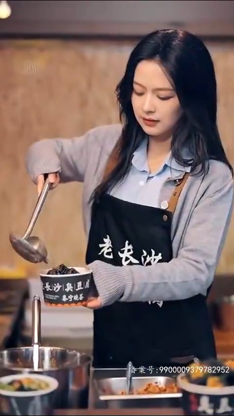 离婚当天三个大佬哥哥排队接我回家 第02集